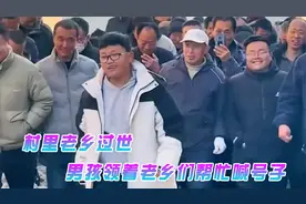 男孩领着老乡们帮忙喊号子，小小年纪，竟喊出了山东好汉的气魄