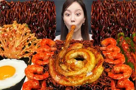 韩国美女吃肥肠火鸡面，吃的实在是太香太美味，如痴如醉心花怒放视频封面