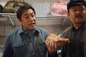 七十年代的小混混有多嚣张，火车上强卖烧鸡，吃一口就要六块钱
