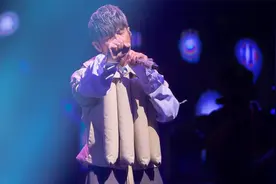 周杰伦即将上海开唱，现场有72000张椅子，天幕屏和星空顶好酷炫