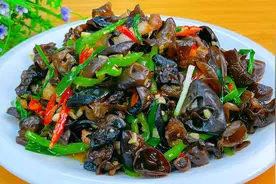 炒木耳，很多人炒的噼里啪啦乱蹦，教你正确做法，鲜嫩好吃超下饭