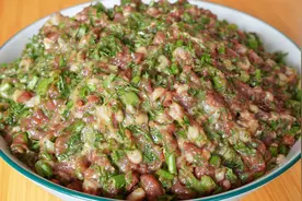 猪肉茴香饺子馅好吃有诀窍，教你酒店调馅秘诀，鲜嫩多汁味还香