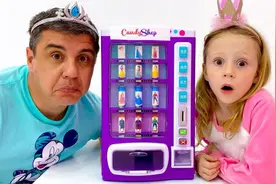 萌娃趣味故事：娜斯佳和爸爸变成了公主。视频封面