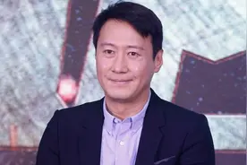 黎明演唱会妻女现身，女儿身高猛长到妈妈腰，长发披肩初显女神范视频封面