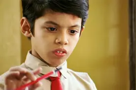 这个小男孩真是个天才，竟然能算出三乘九等于三