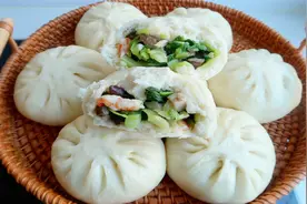 做青菜包子，调馅不要乱放调料，注意3点，翠绿不变色鲜亮好吃