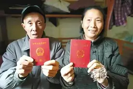 重庆光棍男子捡到流浪女，为避闲话搬山顶住，27年后结为合法夫妻图片