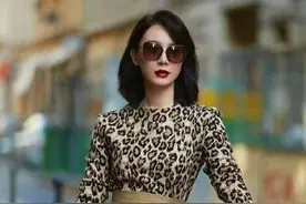 “陈数”是真的会穿，豹纹上衣配卡其色半裙，优雅大气又很时髦图片