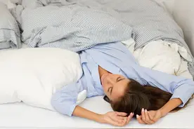 喜欢睡觉的时候把手举过头顶的人，有什么好处？真相来了图片