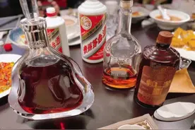 有人喊你去参加酒局，别说：“我有事”，高情商这样回复不得罪人图片