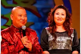 德云师娘有多好？岳云鹏一句话替师娘解围，把师娘当成亲娘对待！图片