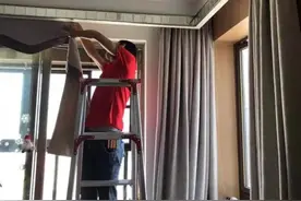 窗帘脏了别用洗衣机洗，保洁阿姨教我绝招，不用拆下来也瞬间干净图片