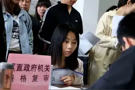 女儿考公政审被刷，只因妈妈做错了事，母亲含泪道歉却为时已晚图片