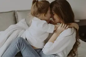 一个吻、一个拥抱、帮妈妈盖被被！宝妈分享育儿第一次感动的瞬间图片