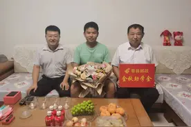 聊城莘县邮政：员工子女考上大学，公司领导上门致贺图片