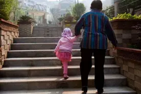 人到老了才明白：帮子女带娃时，一定要立下这4条“规矩”图片