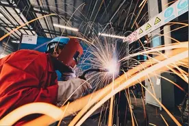 电焊工：吃不起的青春饭，月薪过万依旧缺乏，电焊的危害有多大图片