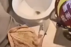 小姐姐上厕所卡马桶，居然惊动消防员，隔着屏幕都觉得尴尬图片