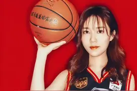 同曦男篮老板娘！身穿定制球衣，高颜值身材佳，心系球队接地气图片