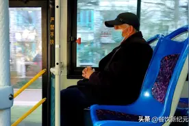 江西小伙晒86岁外公极简三餐，评论区沸腾了，网友：外公真懂吃图片