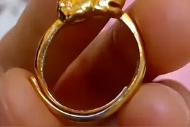 9岁男孩在学校跳蚤市场花1元买金戒指，妈妈吓坏：内侧刻999，怕是小孩瞒家长偷拿出来卖，已联系老师图片