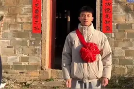 小伙保送国防科大博士，毕业定副营职军官，族人抬光荣牌匾进祠堂图片