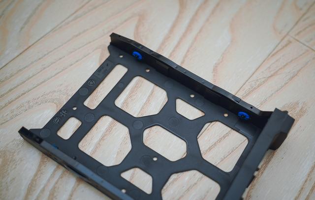 历史低价买到九盘位万兆 NAS 机皇：威联通 TS-H973AX