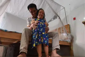 2017年南宁93厘米袖珍女怀孕37周，蜗居10平米出租屋，后冒死产子图片