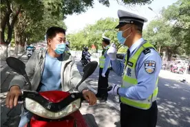 7月起，多地电动车上路有新要求，北京开展“五不一戴”，注意了图片