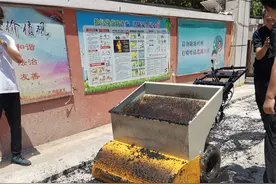 投入小回报高的小型沥青摊铺机图片