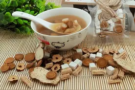 两个针对脾胃的方子，都是四味药，一个补气，一个祛湿图片