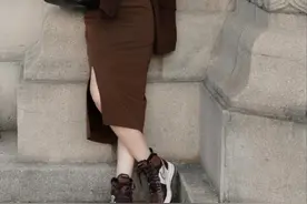 最近流行一种穿法：“裙子+运动鞋”，舒适百搭，混搭大衣也好看图片