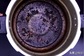 锅底烧糊了，钢丝球都擦不掉？用1个简单的方法，把黑垢去除干净图片