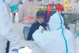 刘晓庆做核酸强凹少女感？69周岁浓妆无皱纹，脖子上超大吊坠抢眼图片
