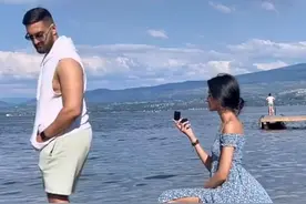 27岁印度裔女子跪地向男友求婚上热搜！却遭遇网暴，被批没自尊图片