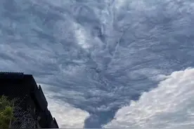 峨眉山出现“火山云”，形状诡异遮住半边天，是灾难降临的预兆？图片