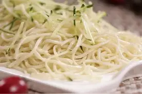 女人这么问你，就是在暗示她想你了图片