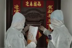 赣州一小学生居家隔离，试卷“从天而降”，表情瞬间变了图片