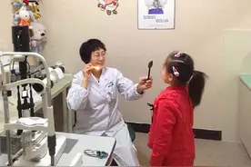 74岁“医生奶奶”跪地救回溺水青年图片