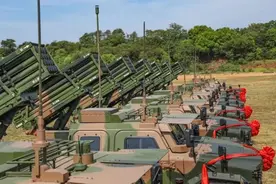 我军122火箭炮连，装备规模持续扩大，拥有9门猛士-3型发射车图片