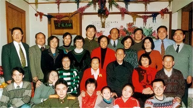 洪学智晚年卧病，大儿子前来探望，他质问：你是怎么当的省长