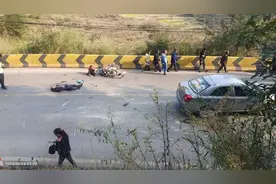 六盘水：摩托车压弯超车不要命，上演“速度与事故” ！ | 警示教育案例图片