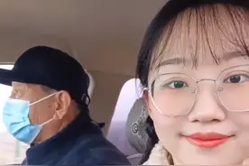 超幸福！山东一70岁爷爷刚领退休金，就带着22岁孙女去赶集买零食图片