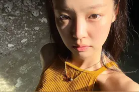 Blackpink Jennie，凹凸有致的身材，针织泳衣显露出健美体型图片