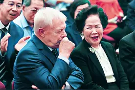 1997年香港回归场景如何，彭定康无法言喻，港督女儿哭到难以自已图片