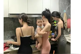 她拿你充电宝给她的充电宝充电了？图片