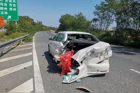 小车高速随意变道 被刮碰负全责图片