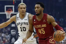 41+5！米切尔骑士40+场次队史第三，但这是吹詹姆斯的图片