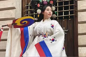 “世界小姐”代表演绎各国传统民族服装图片