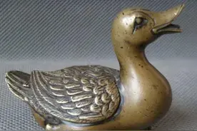 农妇捡到个铜鸭拿回家给儿子玩，几天后有人上门说：一万块卖给我图片